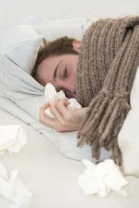 Grippeähnliche Symptome und allgemeine Abgeschlagenheit sind typisch für den Borreliose-Verlauf im Stadium 1